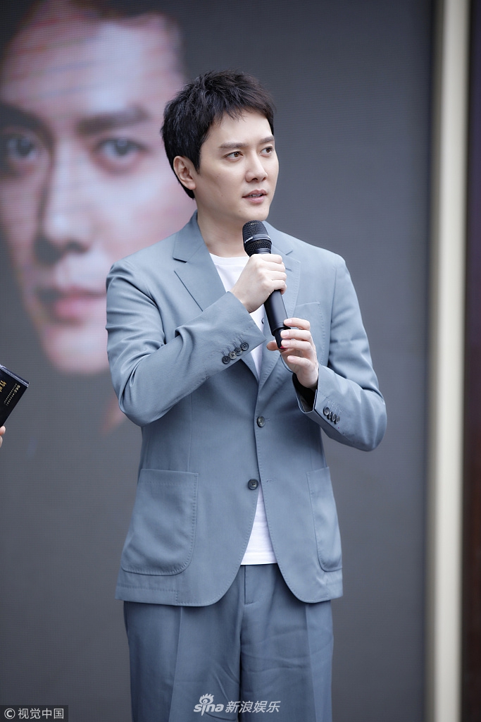 冯绍峰当奶爸后首次公开亮相 蓝西服帅气清新热情挥手