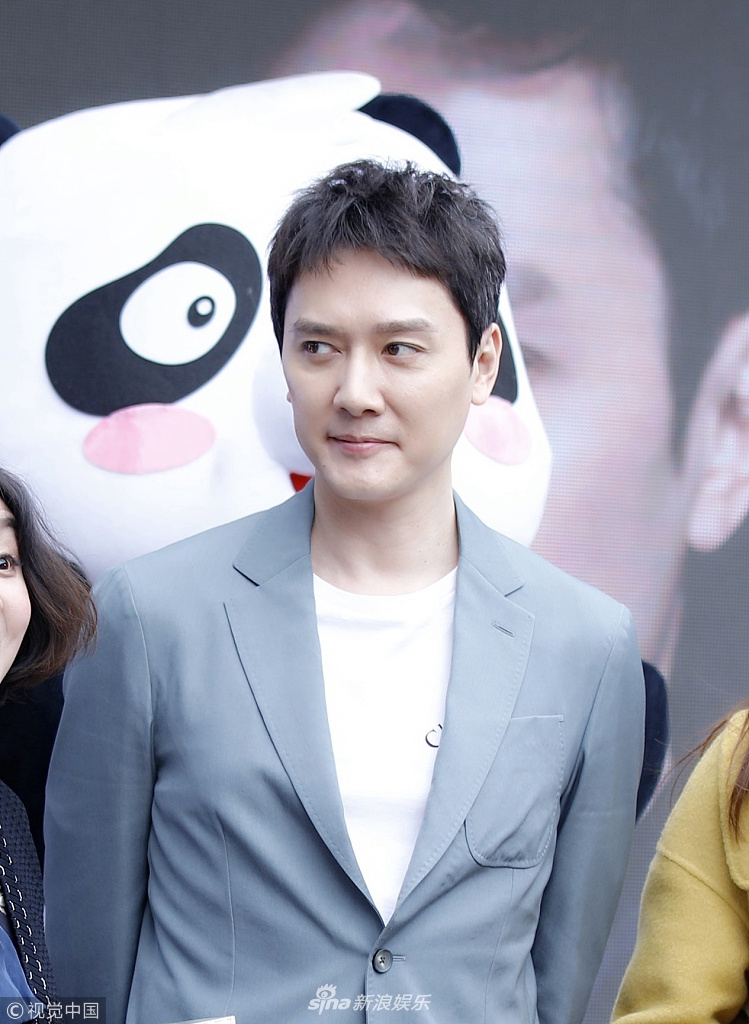 冯绍峰当奶爸后首次公开亮相 蓝西服帅气清新热情挥手