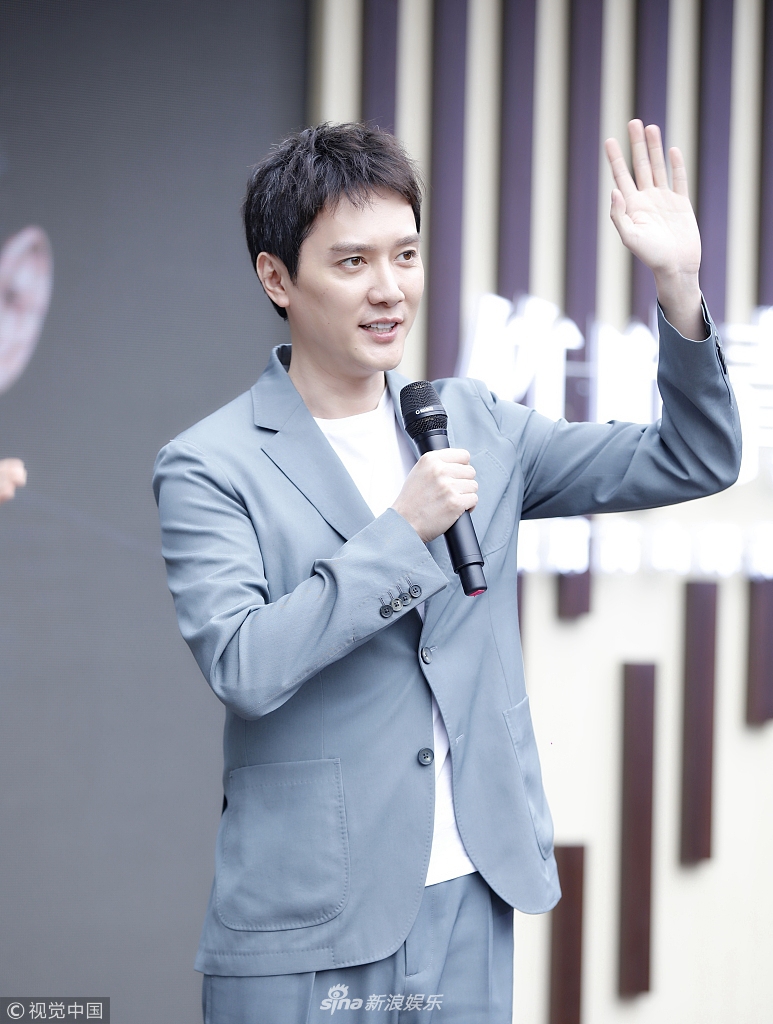 冯绍峰当奶爸后首次公开亮相 蓝西服帅气清新热情挥手