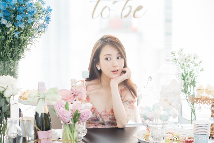 春日女神！天王嫂方媛晒花间美照 身材纤细不见七月孕肚