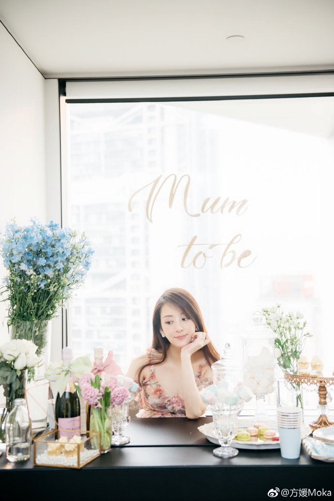 春日女神！天王嫂方媛晒花间美照 身材纤细不见七月孕肚