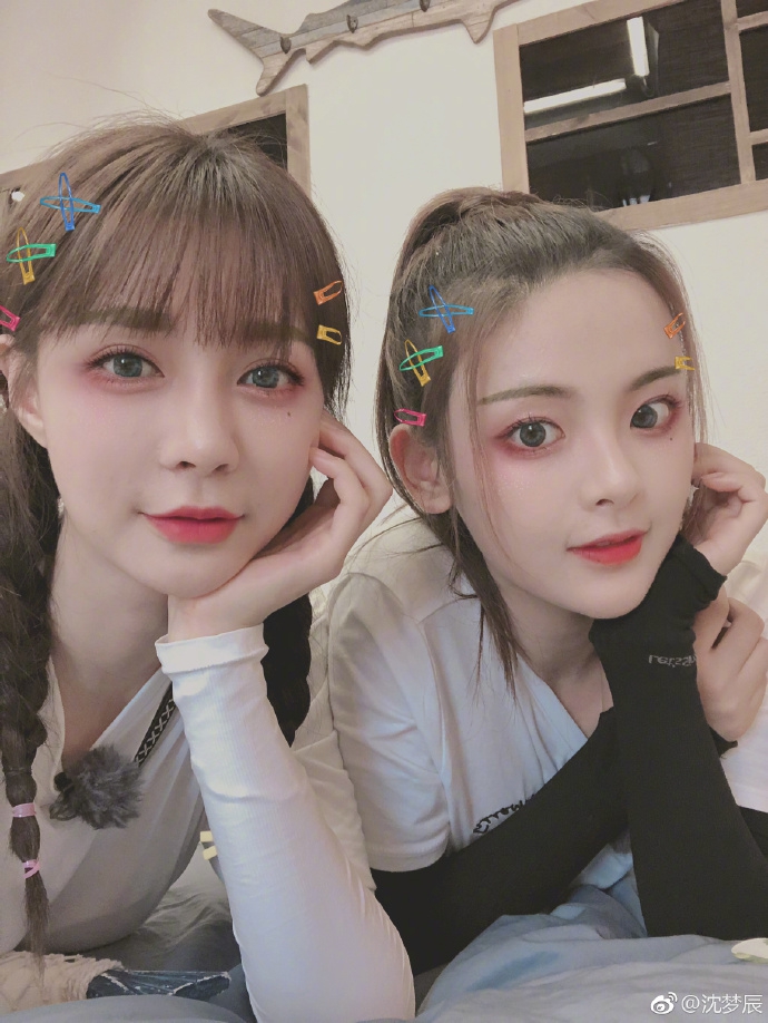 超越梦想组合！沈梦辰与杨超越合影笑容甜美动人