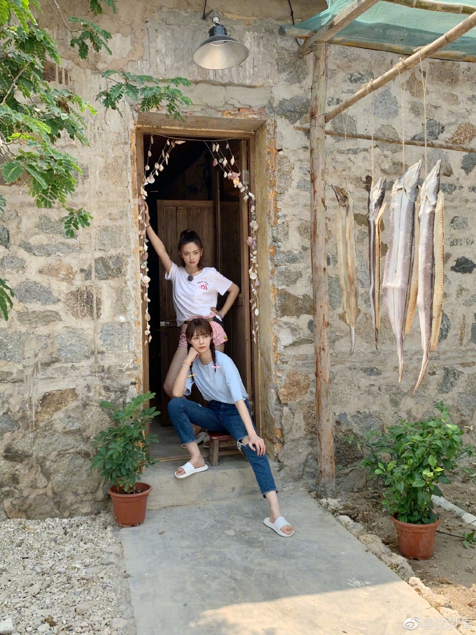 超越梦想组合！沈梦辰与杨超越合影笑容甜美动人