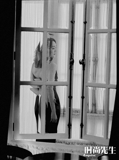 王鸥玩转复古文艺大片 柔美与帅气自由切换