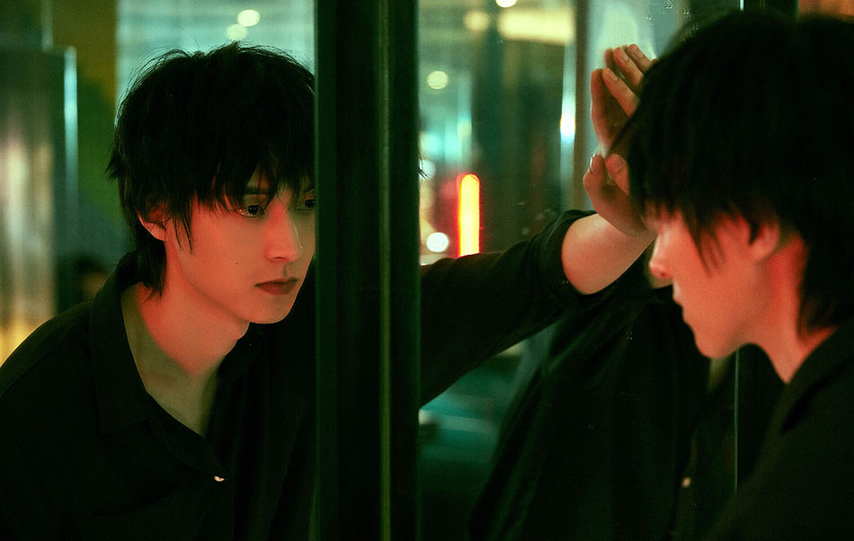 魏天浩新造型神秘而复古 夜幕中透露叛逆不羁