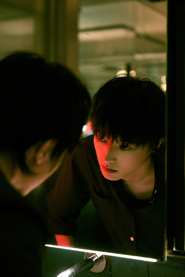 魏天浩新造型神秘而复古 夜幕中透露叛逆不羁