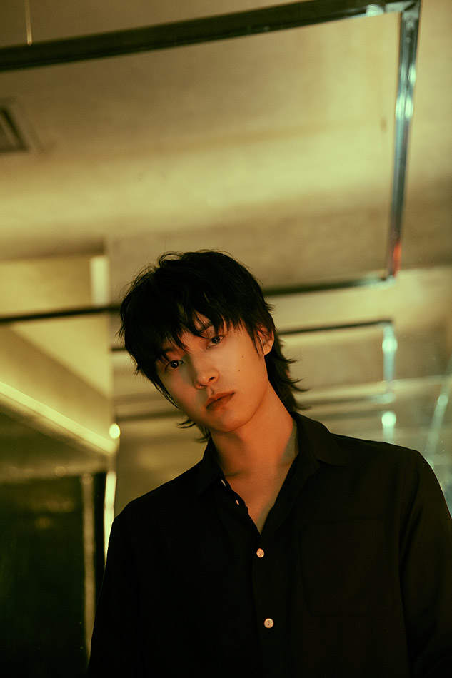 魏天浩新造型神秘而复古 夜幕中透露叛逆不羁