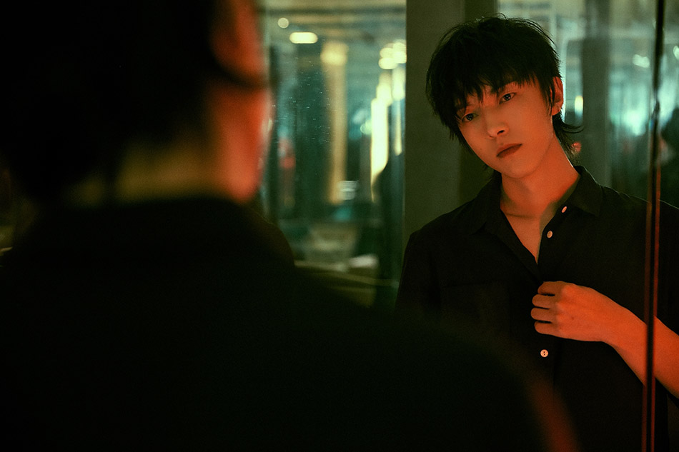 魏天浩新造型神秘而复古 夜幕中透露叛逆不羁