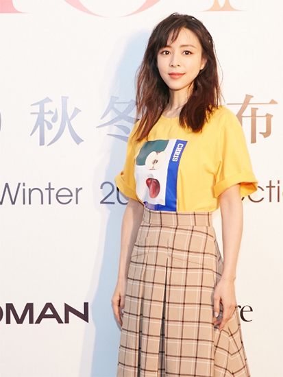 张静初惊喜现身时尚秀场 俏皮优雅吸睛十足