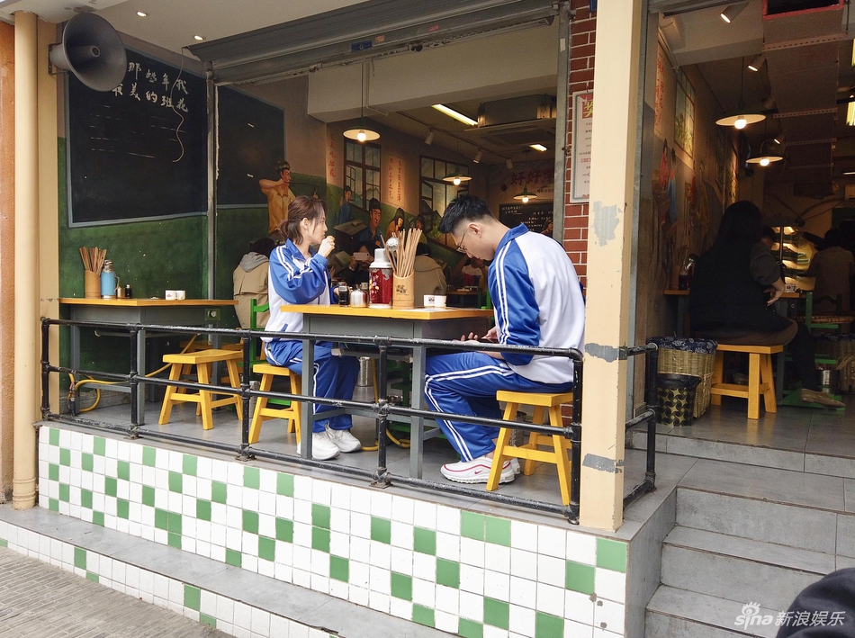 《妻子》路透 张嘉倪买超变校花校草互动超甜