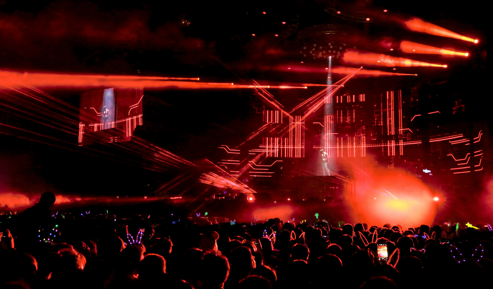 光良深圳演唱会遭歌迷“呛声” 粤语问候“请求在线互动”