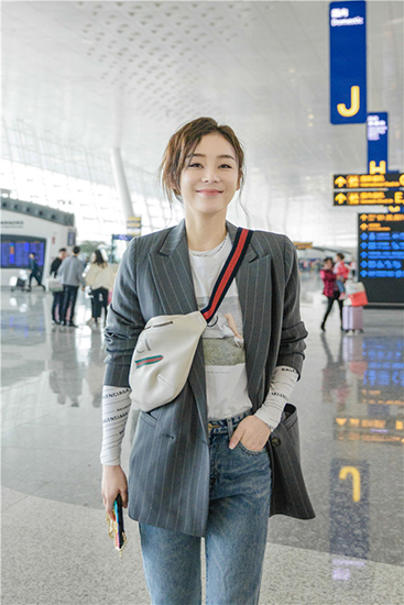 袁姗姗机场街拍曝光 简约有范笑容甜美