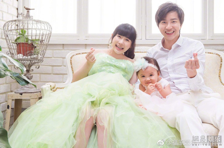 福原爱晒孕期全家福 和老公女儿比心超有爱