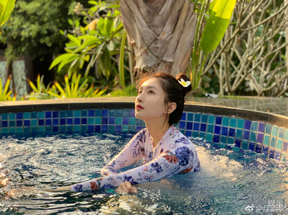 江疏影晒男友视角泳池照 模样娇俏长腿隐现