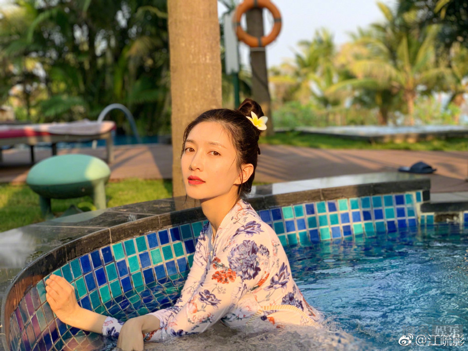 江疏影晒男友视角泳池照 模样娇俏长腿隐现