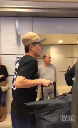 陈冠希携妻同行遭围观 发怒打掉路人手机