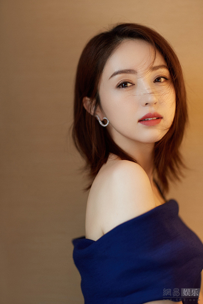 董璇穿宝蓝长裙露香肩美背 眉眼温柔魅力足