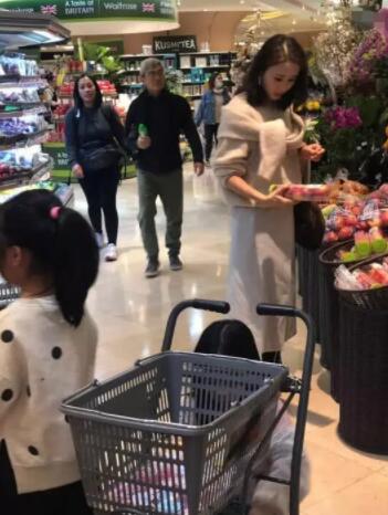黎姿带女儿逛超市被偶遇 生图获赞“颜值回春”