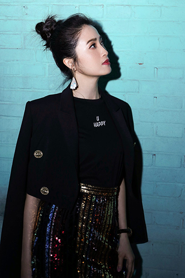 龚蓓苾出席时装发布会 简约时尚气场全开