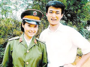 45岁袁立迎来第三段婚姻 对方被曝是小11岁的诗人