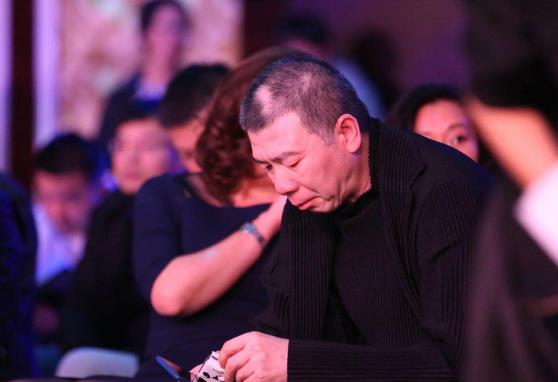 冯小刚现身导协大会哽咽落泪:电影这事必须有原则