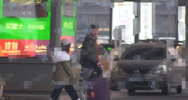 薛佳凝牵手神秘男疑曝恋情 团队否认：那是弟弟