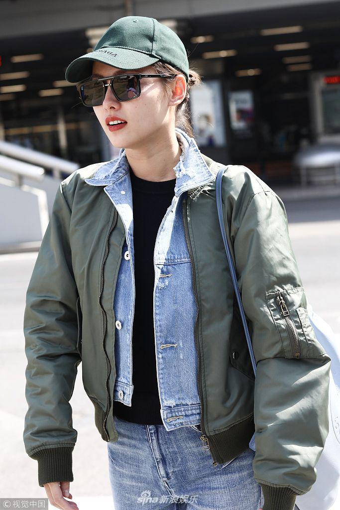 张嘉倪叠穿休闲范儿十足 与地勤合影亲和力满满