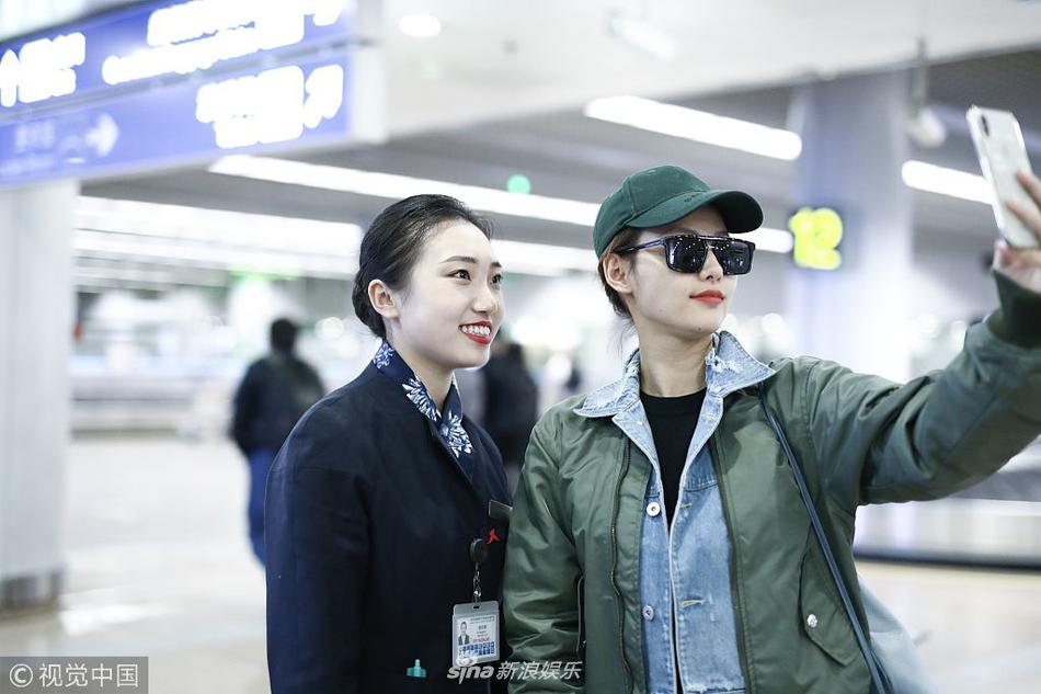 张嘉倪叠穿休闲范儿十足 与地勤合影亲和力满满