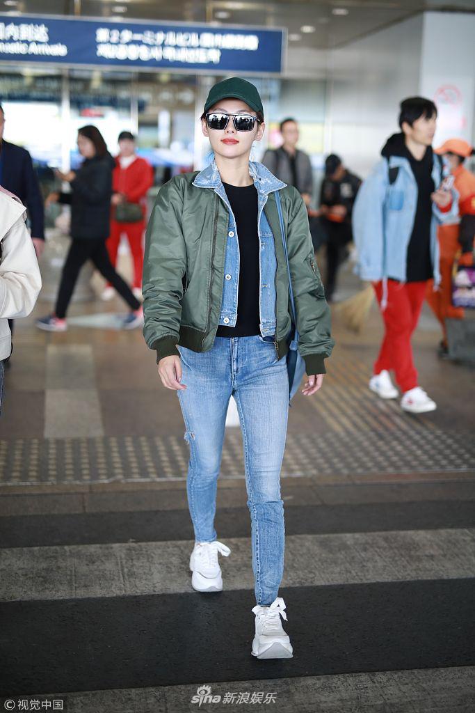 张嘉倪叠穿休闲范儿十足 与地勤合影亲和力满满