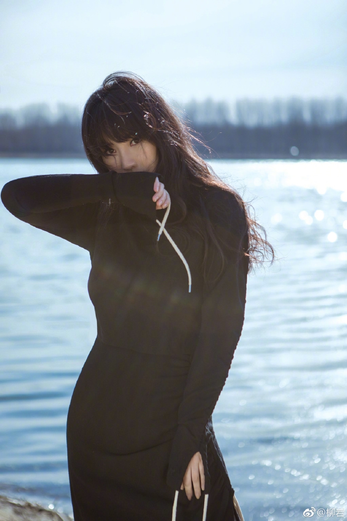 柳岩站湖边眺望远方 穿紧身裙身材凹凸有致