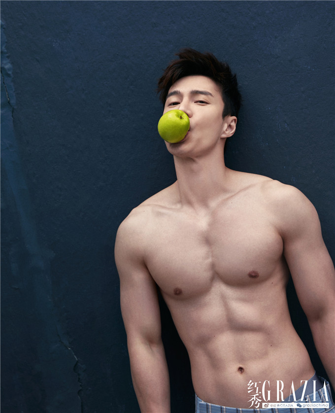 王冠逸6.jpg 王冠逸性感大片曝光 大秀腹肌荷尔蒙爆棚
