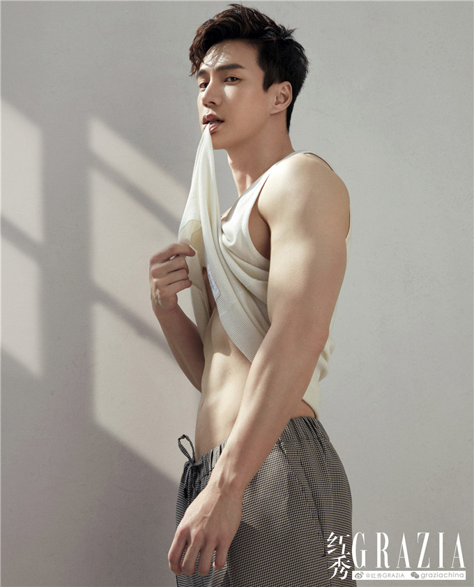 王冠逸2.jpg 王冠逸性感大片曝光 大秀腹肌荷尔蒙爆棚
