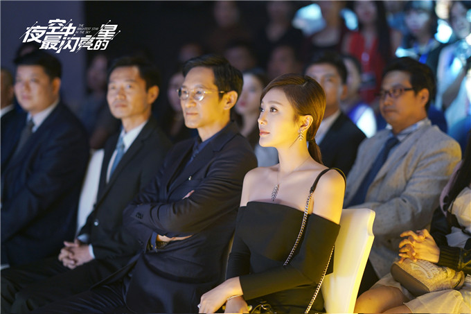 秦岚在剧中饰演方怡然.jpg 秦岚《夜空中最闪亮的星》 化身“弟控”御姐范十足