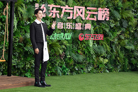 许魏洲出席东方风云榜 再夺年度全能艺人大奖