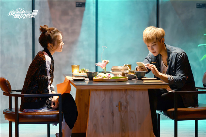 秦岚强化身霸气姐姐.jpg 秦岚《夜空中最闪亮的星》 化身“弟控”御姐范十足