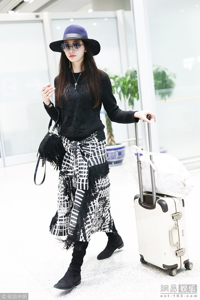 林志玲腰系围巾仙气十足 对粉丝抛飞吻互动