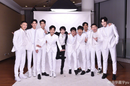 回忆杀！华晨宇晒13届快男合照 兄弟聚首超感人