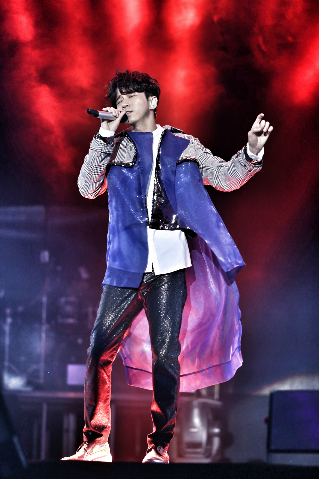 光良深圳演唱会遭歌迷“呛声” 粤语问候“请求在线互动”