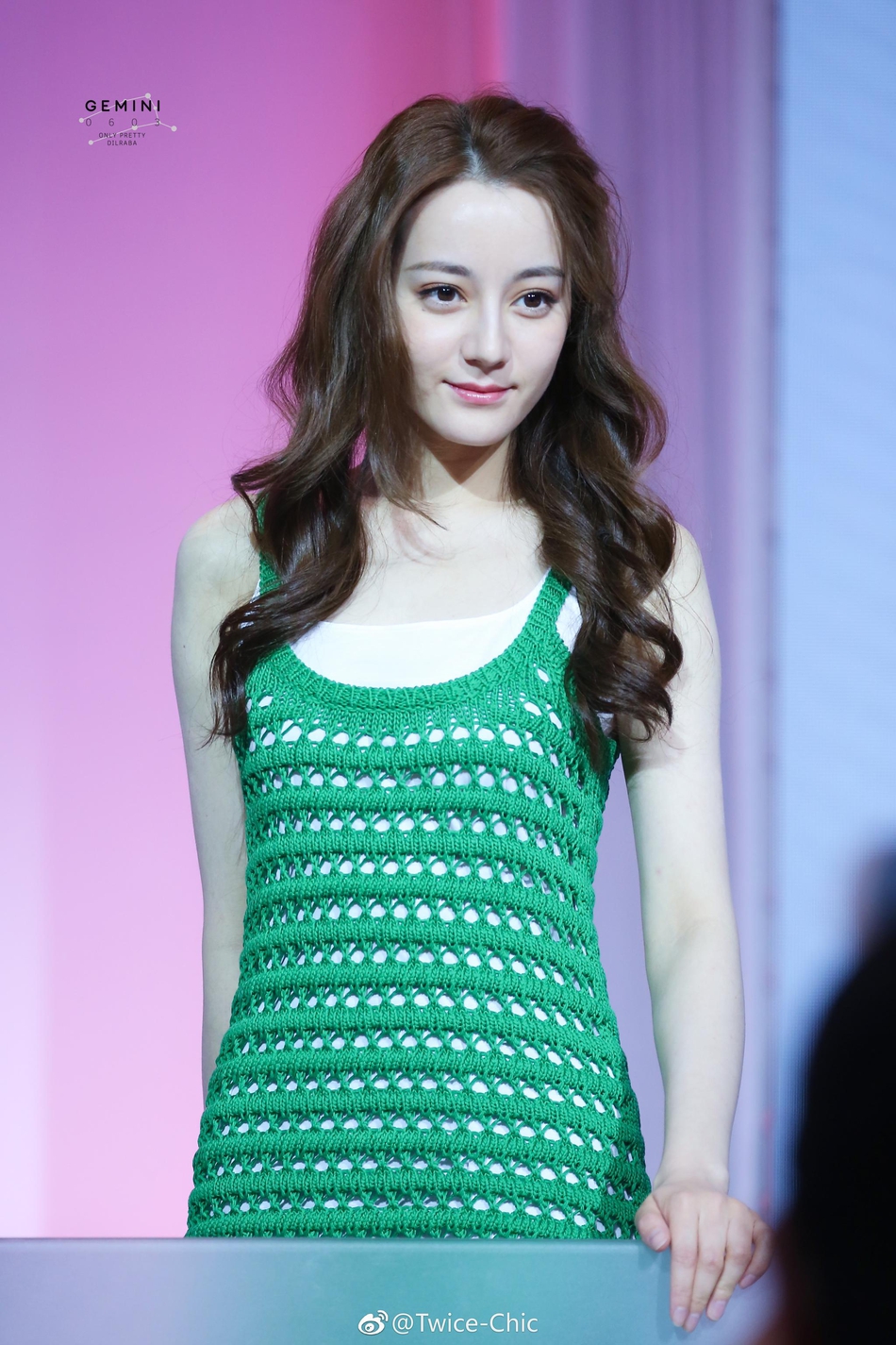 热巴现身活动嘟嘴卖萌 网友调侃裙子像奶奶手提袋