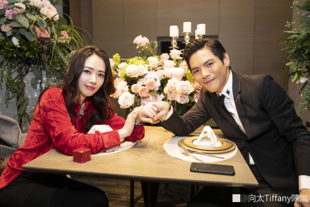 官方撒狗粮！向太晒向佐求婚郭碧婷现场照