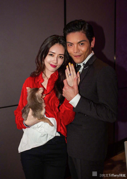 官方撒狗粮！向太晒向佐求婚郭碧婷现场照