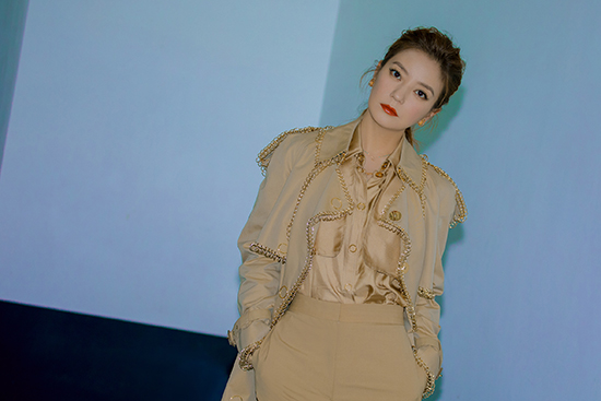 赵薇风衣造型演绎春日浪漫 露甜笑侧颜惊艳