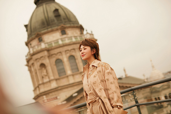 马丽干练西装走进匈牙利 为旅游交流献力