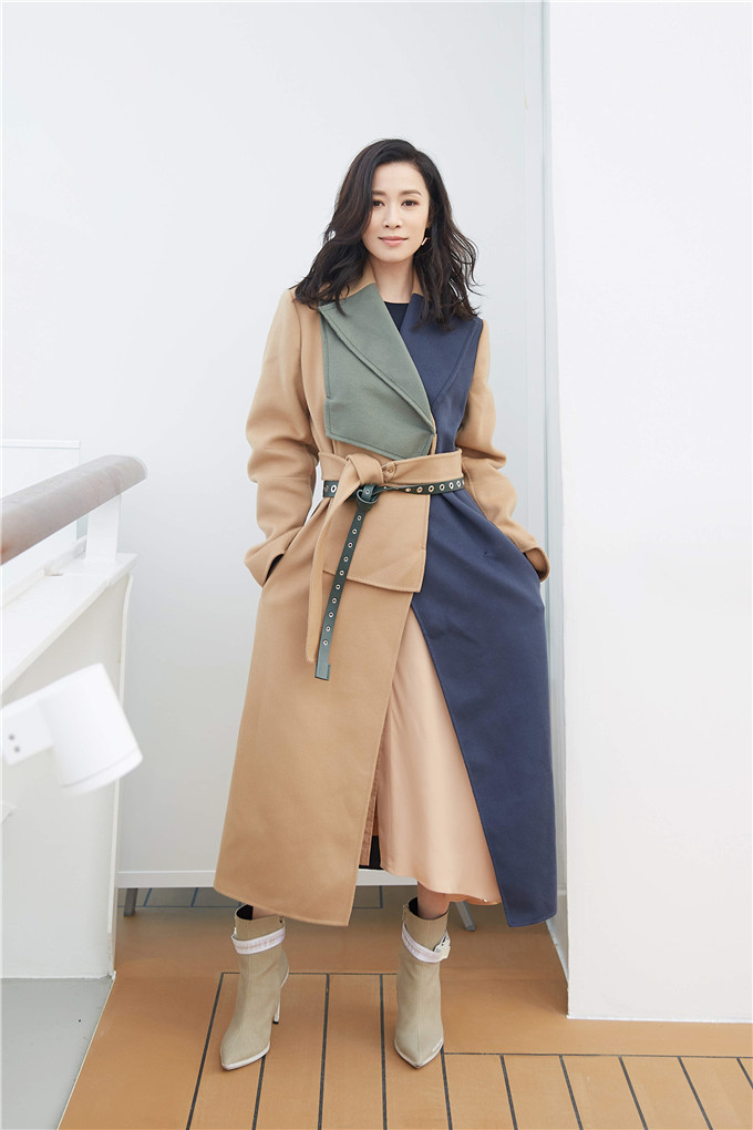 佘诗曼微博晒写真 身材气质堪似少女青春力爆棚