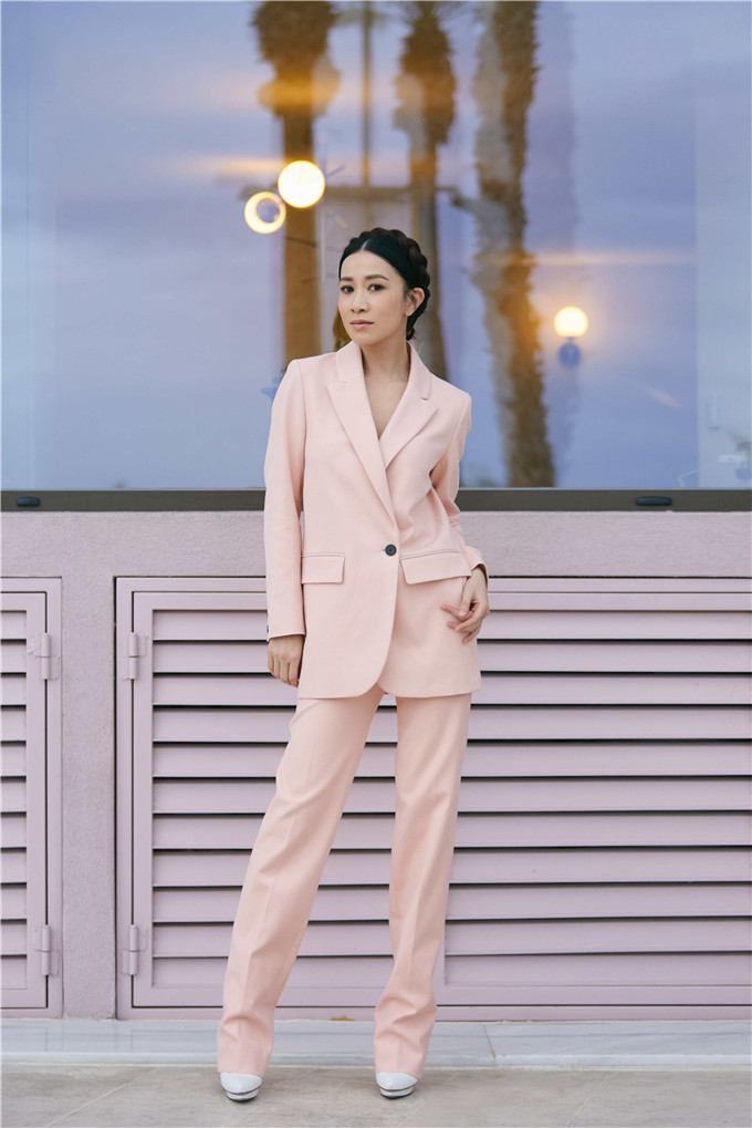 佘诗曼微博晒写真 身材气质堪似少女青春力爆棚