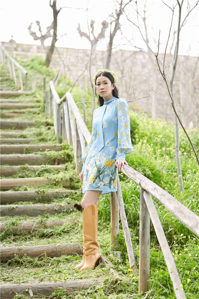 佘诗曼微博晒写真 身材气质堪似少女青春力爆棚