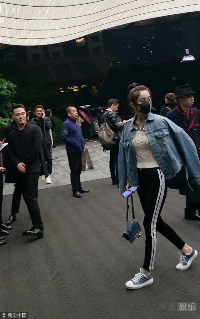 娜扎美腿纤细少女感满分 披外套出街星范足