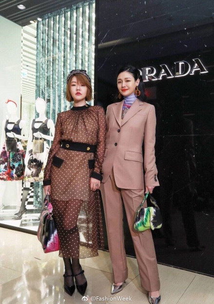 小S发文称愿当姐姐的配角 大S回应：妹妹是巨星