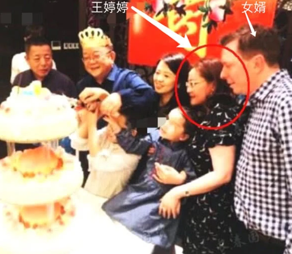 王刚全家福曝光 曝小儿子与混血孙子仅相差半岁