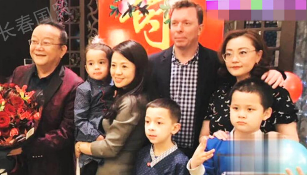 王刚全家福曝光 曝小儿子与混血孙子仅相差半岁